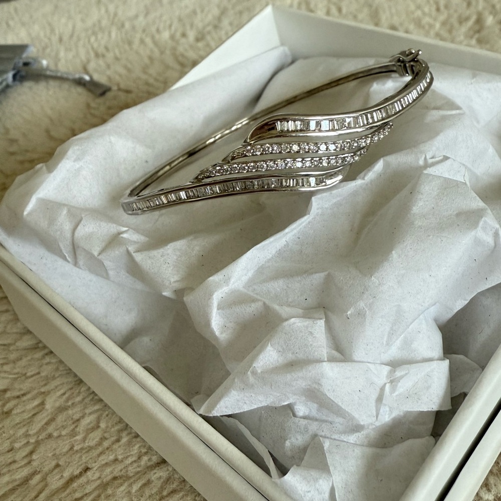 Elegant Silver 1 CT Bangle Bracelet